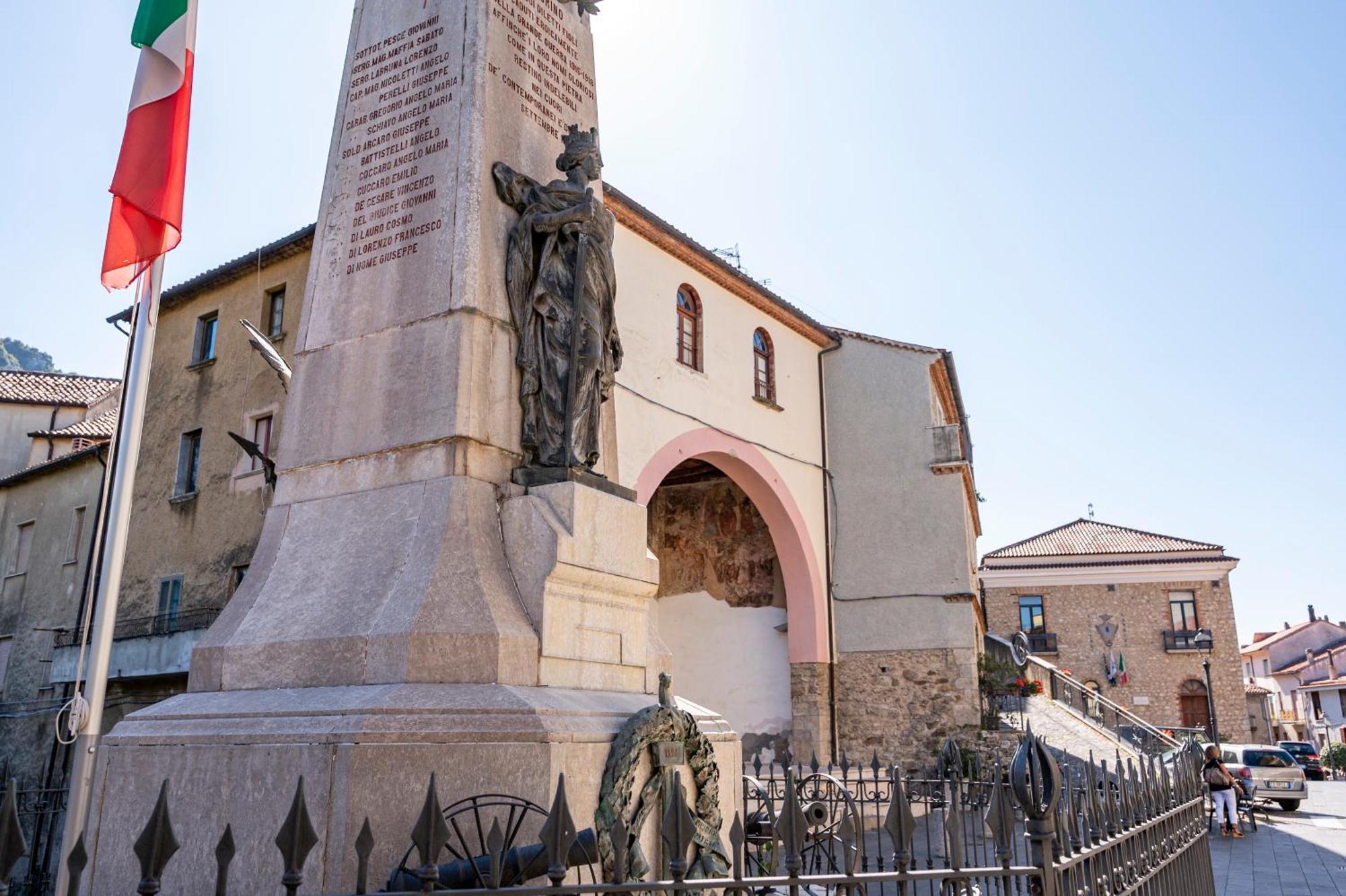 Piazza Laurino Apartments Basic Excursions Alto Cilento Pellegrinaggio Giubilare Extérieur photo